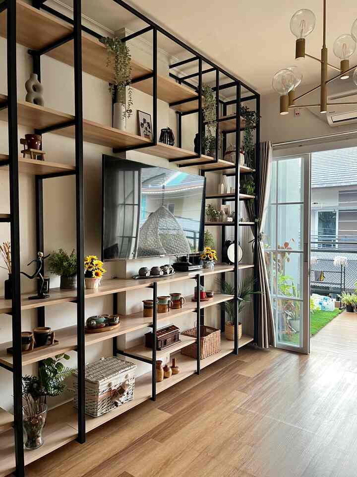 Rak yg hampir full memenuhi dinding rumah ini, bikin PR banget buat isiannya. Sementara aku tempatin hiasan kecil kecil yg ada di rumah, termasuk koleksi cangkir dan teko keramikku. Sebegitu sukanya aku dengan tableware keramik, di setiap titik yg bisa ada pajangannya, udah pasti ada tableware keramik tersebut. So yg punya tableware keramik yg cantik cantik, bisa banget dipajang loooo…

#smalldecorations #decorationsinspo #hiasanrumah #pernakpernikrumah #pernakpernikruangan