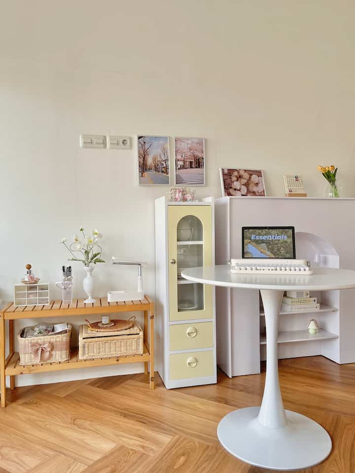 Ruang favorite dirumah 

Ini dia ruang favorit aku dirumah ruangan ini aku dekorasi sedemikan rupa dengan konsep dekorasi ala korea gitu 
Pasti kalian tidak asing lagi kan dengan dekorasi korea seperti yang ada di drakor2 itu 
Printilan atau benda yang menjadi selling point seperti rak perapian bufet atau lemari kecil buat penyimpanan meja bulat putih ala korea dan masih banyak lagi dekorasi lainnya 
Awalnya aku liat2 di photo2 rumahnya orang korea ya aku meniru printilan2 yang diterapin diruangan tersebut memang tidak langsung printilan ada sebanyak ini awalnya cuma ada rak perapian dan rak kayu semakin hari semakin bertambah barang2nya jadilah seperti ini 
Semoga menginspirasi 🙏😘💗 

#aestheticroom
#aesthetichomedecor
#homestyling 
#koreanhouse
#minimalis 