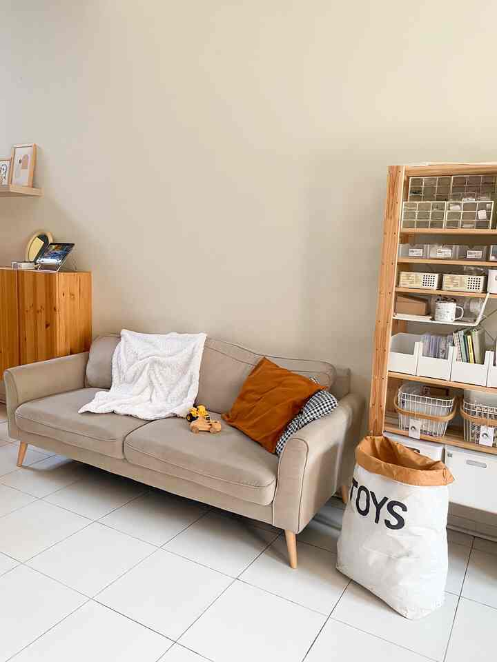 Karena punya anak kecil jadi ruang tamu yang sekaligus jadi ruang keluarga ini sering banget berantakan karena mainan anak yang bertebaran 😄

Salah satu tips nya biar keliatan lebih rapih, aku memasukan mainan anak ke dalam storage besar (tinggal cemplung) dan TARAAA.. ruangan jadi keliatan lebih rapih deh🥳

#RuangTamuAesthetic #RuangTamuCantik #MakeOverRuangTamu #Greynaehaus #Rumahminimalis 