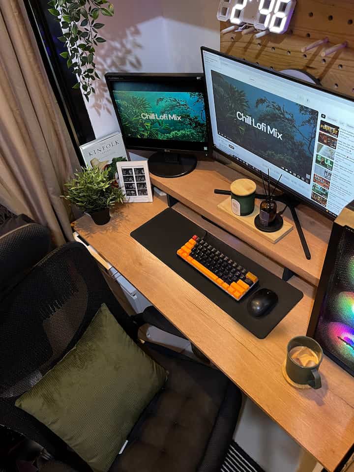 Salah satu ruangan aesthetic lainnya di rumah ini adalah workspace. karena di ruangan lain ngga ada warna hijau, jadi workspace ini di tambahkan nuansa hijau, seperti cushion cover, tanaman artificial dan scented candle agar lebih berwarna dan lebih calm.

#aestheticroom #aesthetichomedecor #homestyling #workspace #homeoffice #desk #homedecor #ruangkerja #areakerja #rumahmungil 