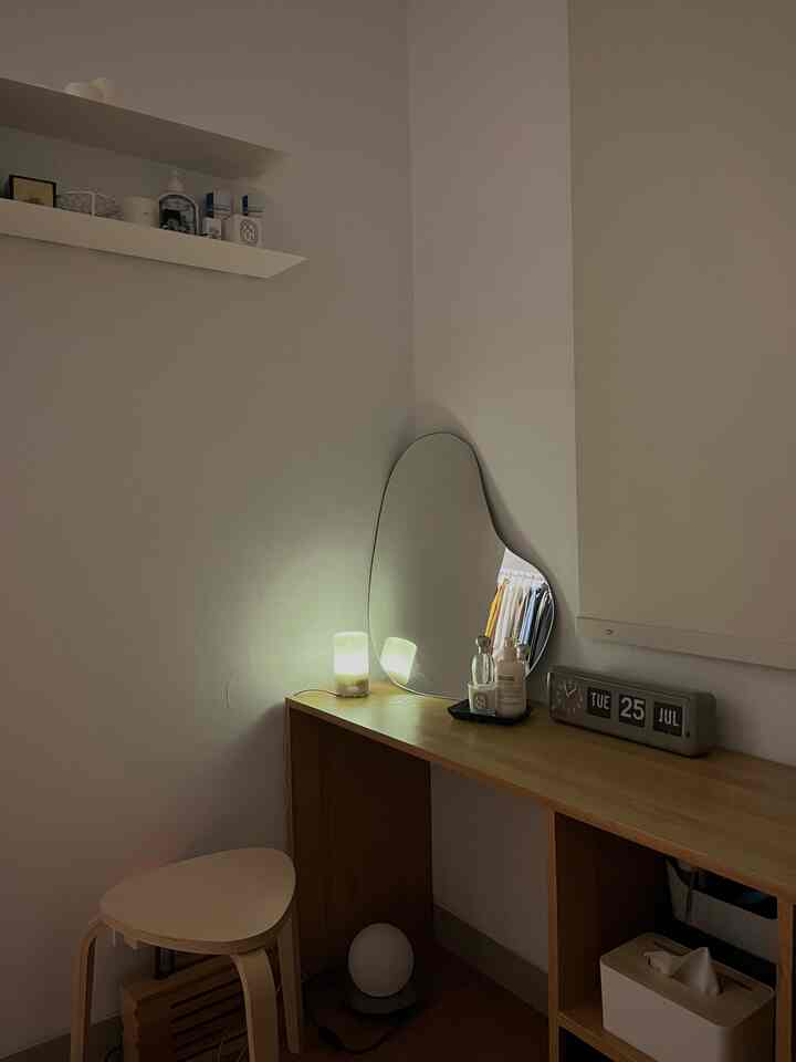 🌙😴

Sudut rias di kamar tidur kami adalah salah satu tempat favorit saya. Dengan mood lighting, menjadikannya semakin dreamy.

#mixedfeelingshome #nightvibe #bedroom #ikea #twemco #wood #moodlighting #tinyhouse