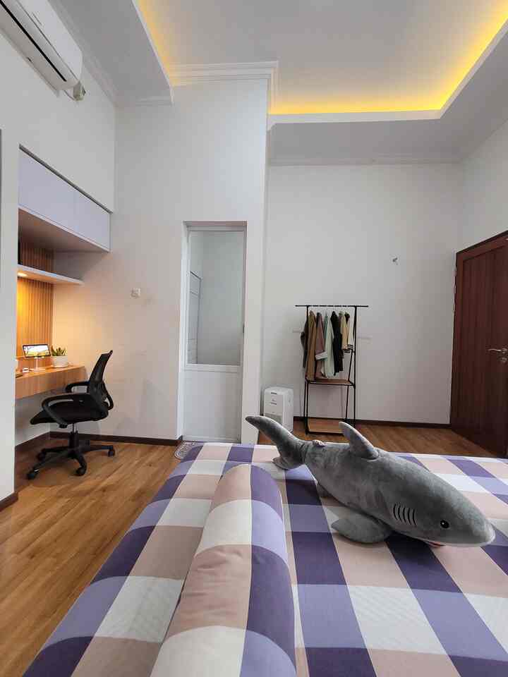 "Kamar tidur adalah tempat pelarian utama, dan musik adalah teman setia dalam perjalanan tidur malam. 🎶 Dalam kamar tidur utama ini, speaker favoritku adalah teman setia untuk menenangkan malamku dengan melodi yang indah. 🌙✨ Bagaimana denganmu? Apa lagu favoritmu untuk tidur malam yang tenang? 💤 #KamarTidurUtama #MusikSebelumTidur #dekorasikamartidur #inspirasikamartidur #bedroomstyling