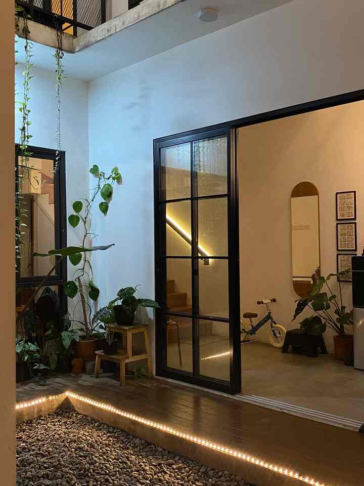 Saat membangun rumah #rumabatari, banyak sekali keterbatasan yang kami miliki, salah satunya finansial. Hal itu membuat kami putar otak, supaya rumah kami tetap bisa estetik namun dengan budget seminim mungkin. Banyak hal yang kami akali di rumah ini, salah satunya yang ada di #innercourtyard ini, yang semula mau menggunakan deck dari kayu ulin, kami ganti jadi conwood, yang semula ingin menjadikan bagian tengah ini kolam ikan, kami ganti jadi taman kering dsb dsb haha tapi ya itulah namanya perjalanan membangun #rumahtumbuh, pasti ada ceritanya 🖤