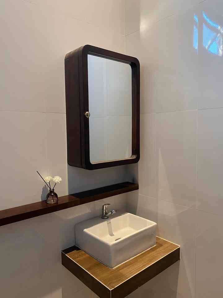 Kabinet cermin custom dengan ambalan dalam yang bisa di lepas pasang dan dapat disesuaikan dengan kemauan kita. #customfuniture #personalizedfurnitire #uniquefurniture  #kamarmandi #bathroominspo 