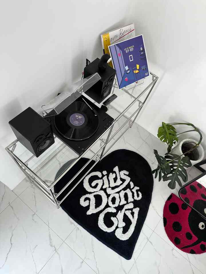 New Looks Setup Turntable 
-

Beberapa minggu lalu kita rakit rak stainless yang bisa dibongkar pasang untuk setup turntable, kedepannya kita ingin mengoleksi vinyl lebih banyak lagi. 

Dengan lebar 130 cm x 79 cm x 35 cm sangat cukup untuk meletakan turntable dengan speaker dan beberapa koleksi piringan hitam. untuk tatakannya kita pakai kaca agar nampak lebih leluasa seolah benda melayang diantara tiang

Penggunaan stainless dinuansa serba putih nampak matching, berkesan white minimalist sedikit futuristik 


#minimalist #bauhaus #futuristik #homedecor #setup #desk #rumah #ruangpenyimpanan #ruangankecil #angkahouse #72sqm 