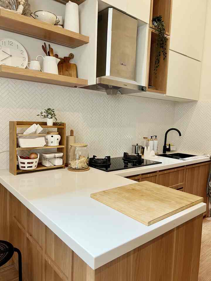 Untuk dapur dirumah ini, semuanya kita styling dengan benda aesthetic yang fungsional sehingga low budget,, semua benda yang ada di dapur sengaja dipilih sesuai tema dapur tapi tetep bisa digunakan sebagai peralatan dapur,, Jadi dalam memilih beda pertama kali kita utamakan fungsinya dulu baru lah cari yang temanya wood or white biar ga memakan banyak budget #LowBudgetKitchen #LowBudgeyKitchenMakeOver #LowBudgetKitchenInspiration