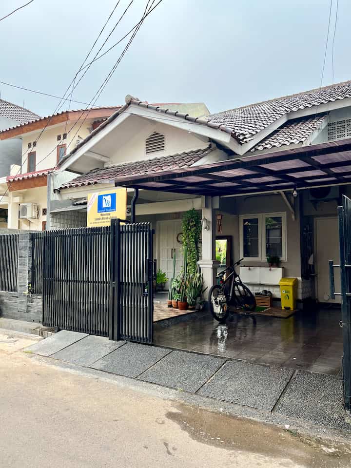 Maju Mundur mau posting Fasad 😂😂🫣? Why mbak ve? Karena rumahnya rumah lawassss, jadi agak minder gituuu wkwkwk. Rumah ini berdiri sejak tahun 1999, belum ada perubahan fasad rumah 😁. Kalau kata papa alm dulu, tema fasad rumah ini adalah country style, tapi country style kala itu lhoo yaaa 😂😂. Nah , kalau yg sekarang aku lebih suka dibilang fasad rumah lawasss 🤭.  Gak ada yg pilih style ini, krn kala itu papa alm yg gambar2, aku terima beres dan pasrah alias belum paham, yg penting punya rumah setelah 1 tahun menikah Kalaupun next ingin direnov, aku ingin fasad rumah yg back to nature dan masih berbau2 vintage. Untuk material belum ada yg diupdate, cuma memang aku mau ganti pagar rumah aja sih dalam waktu dekat ini. Saat ini aku bermain di interior aja dan rumah lawas ini aku kasih mini garden dengan tumbuhan2 asli. Contohnya kaktus cowboy , aku beli dari mereka masih pada imut2 gendut, skrng sudah beranak pinak. Untuk furniture aku pilih dengan suasana tema rumah yaitu rumah lawas, yg paling make sense adalah kayu jati. Semoga rumah lawas ini bisa menginspirasi ya 🥰

1. #DesignFasad
2. #IdeFasad
3. #InspirasiFasad
#vintagehome #kaktuscowboy #potterracota #wallpanelpvc #minigarden #rumah120m2 #rumahlawas #rumahtahun1999 #rumahdijakartatimur 