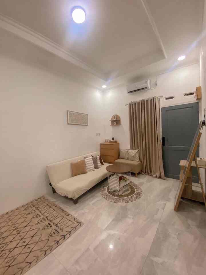 Ruang keluarga ini buat aku jadi tempat favorite, karena dekorasi dan warna-warna yg mendominasi ruangan warna-warna earthtone yg jadi favorite kami. Untuk menambah nuansa estetik di ruangan ini kami menempatkan beberapa dekorasi estetik seperti artificial plant dan vas estetik.


#aestheticroom #aesthetichomedecor #homestyling #rumahdeveloper #ruangkelurgamungil #rumahminimalist