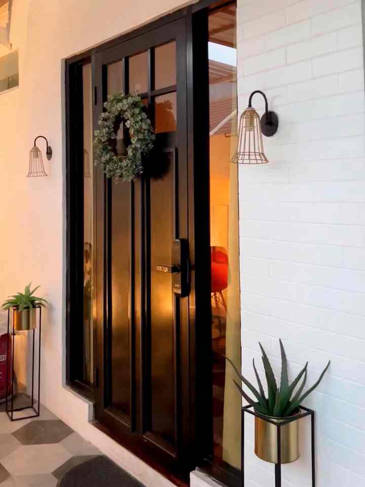 Hello again from El.Living😊
Kenalan dulu sm bagian depan el living yaa.. Pintu masuk ini aku custom dan berbahan aluminium. Kenapa pilih aluminium? ya karena awet.. Pemilihan cat juga maunya yg simple2 aja biar kelihatan clean.
Kalo ditanya rumah ini temanya apa? sejujurnya akupun ga tau😅 
karena pengennya yg minimalis aja rumahnya, kelihatan rapi, clean, yg pasti nyaman buatku dan keluarga🩵 #minimalist #homedecorinspo #aeshtetichomedecor #tinyhouse #blackandwhite 