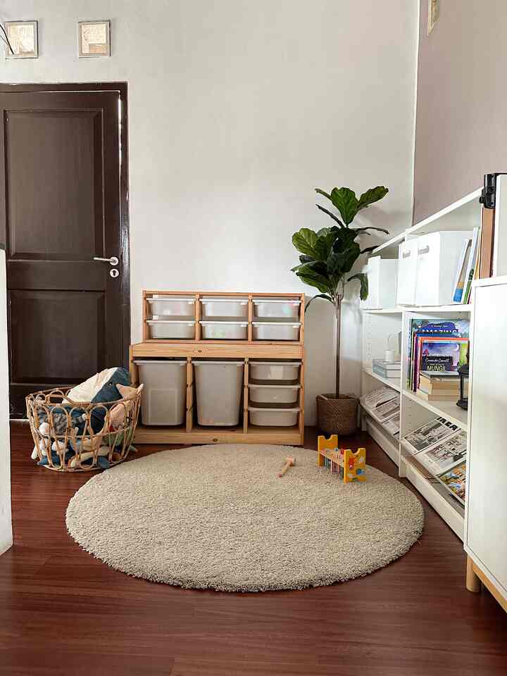 PLAY NOOK


It's located in the corner of the 2nd floor. Because the 3 children's rooms are all upstairs ☺️. When children grow up, they must be close to playing. We limit the number of toys to match the amount of toy storage prepared at home. This is a trick and habit for my children. The decorative elements in the play nook must be made from materials that are safe for children.
This play corner, which contains storage for children's toys & books, was deliberately prepared so that children's rooms, which are limited in size, are more comfortable as a place to rest with just a drawer/wardrobe for clothes🤭.
To keep the room looking clean and aesthetic, a variety of colorful toys are put in storage with matching designs and tones. We chose a pine wood tone and white so that this small area looks clean and comfortable.
.
.
#kidsroom decoration #kidsroomstyling #inspirasikamaranak #playarea #playroominspo #kidsroom #playnook #scandinavianstyle
