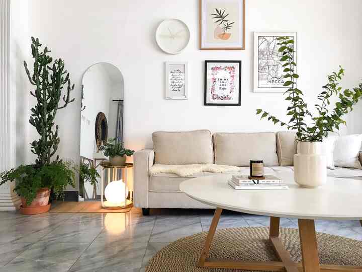 Ruang tamu tapi ga pernah ada tamu jadi bisa dibilang ini extention dari living room. Meja yang ada lampu nyala itu baru bikin, semacam diy dari barang-barang IKEA yang ada di rumah tapi udah bosen 😁

#livingroomstyling #livingroomdecor #livingroommakeover #diy #ikea #decorruangtamu #stylingruangtamu #dekorasiruangtamu #indoorplants