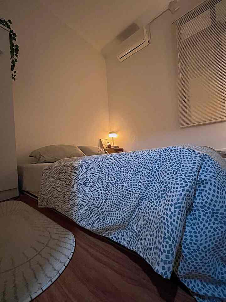 Kamar tidur adalah ruangan yang paling penting dijaga pencahayaannya untuk menjaga mood sebelum kita tidur. Di kamar kami yang ukurannya tidak besar ini, kami menggunakan 2 table lamp dan 1 hanging lamp Ikea. Untuk table lamp yang lebih sering dinyalakan, maka kami menggunakan lighting Opal White yang memberi kesan temaram tapi tidak kuning agar tetap cozy. Agar pencahayaan di kamar lebih nyaman maka penggunaan lampu meja serta menghindari lighting warna putih yang terang benderang adalah hal yang bisa dilakukan ♥️ 

#NightVibe
#LightingIdeas
#LightingInspiration
#TableLamp
#Bedroom
#RumahCluster
#90m2