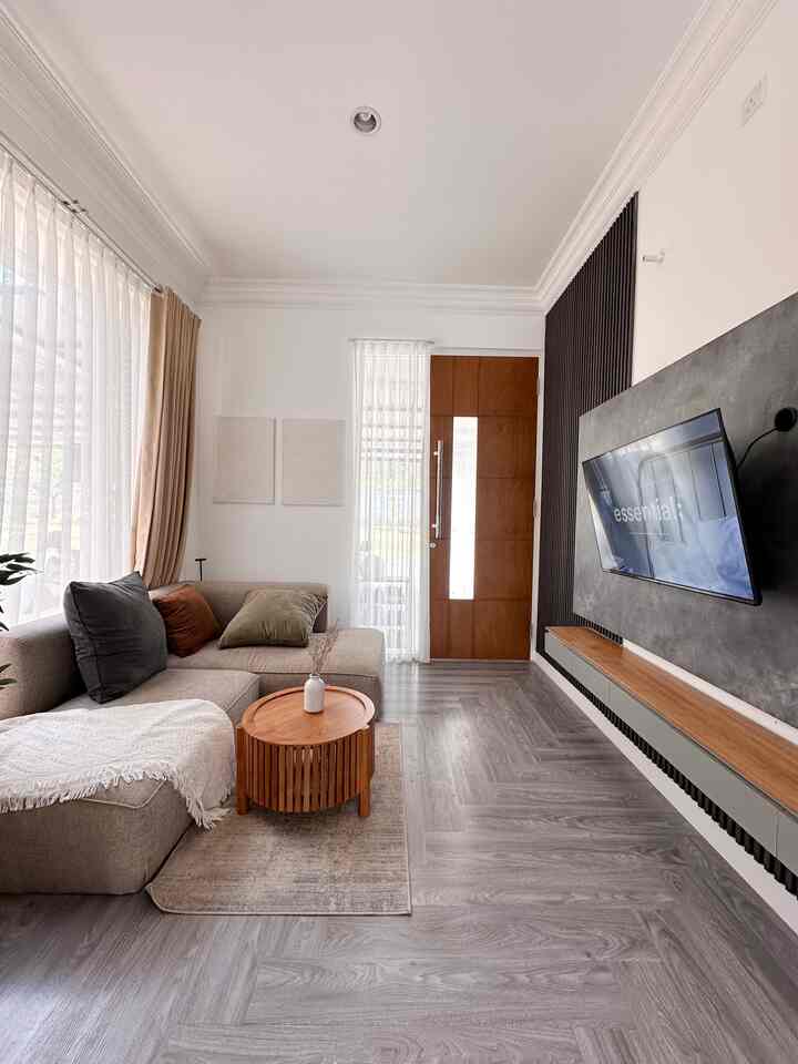 Living room yang mengusung konsep modern minimalis. Dengan pemilihan furniture simple yang terlihat modern dengan pemilihan sofa model couch. Kita pesan di woodsluck. Dan kita pakai rak gantung agar terlihat lebih roomy dan modern.

#livingroomstyling #livingroomdecor #livingroommakeover #rumahdeveloper #semarang