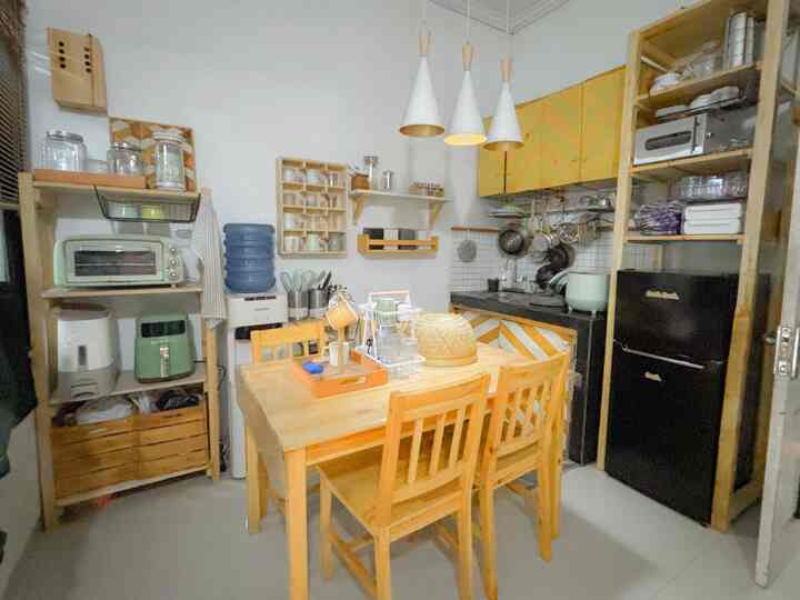 Hi happy weekend,

Kitamo sharing meja makan dari wide angle nih!
Tempat makan kitamo memang bukan tempat yang utama di rumah sih, karena memang karena keterbatasan space dan kitamo masih tinggal sendiri, jadi tempat makan bisa dimana aja.
Sehingga furniture yang kitamo pilih cukup sederhana, sepeeti meja kayu yang tidak terlalu luas, rak kayu dari custom mebel lokal, lalu ditata berdasarkan peralatan apa aja yang sering dipakai ditempatkan di ruang terbuka pada rak dan meja. Sedangkan alat-alat yang jarang digunakan ditempatkan pada lemari tertutup.


#KitchenRoomDecor 
#DiningRoomDecor . #Kitchen|deas 
#DiningRoomldeas . #KitchenInspiration #DiningRoomInspiration