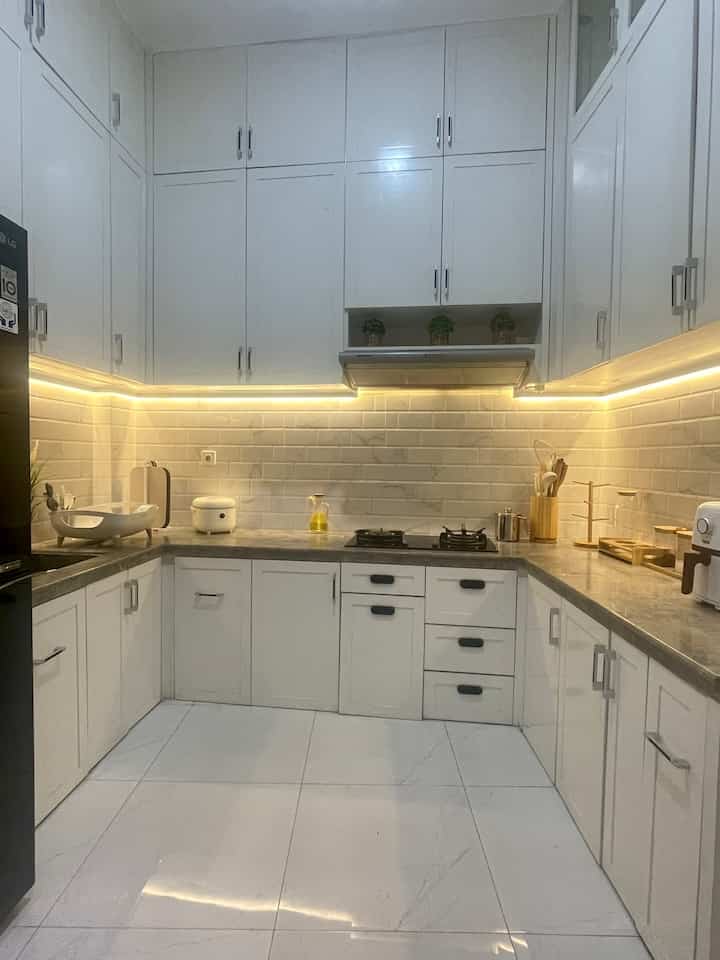 Hai, ini kitchen set dirumahku, model u shape, aku custome , ukuran luas ruangan 2,5x2,8 m. Aku buat banyak kabinet sampai ke plafond supaya banyak storage penyimpanan.


#customfurniture #personalizedfurniture #uniquefurniture #homeinspo #homedecor #dekorrumah #homedekor #homestudio #sewarumahstudiojakarta #sewarumahstudio #dekorstudio #photoshoot #rumahshootingjakarta #rumahshooting #rumahcantik #rumahtropis #rumahclassicmodern #rumahvintagemodern #rumahvintage #kitchenset #rumahjakarta #homestudiojakarta #rumahshooting #rumahmodern #homedecor #sewarumahstudio
#americanclassicmodern #minimalist #classicvintage #homedecorinspo #roomdecorinspo #aesthetichomedecor 
