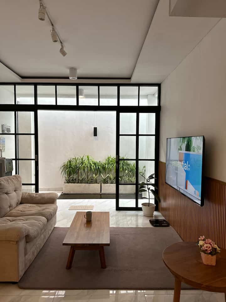 Salah satu tempat favorit kami diruangan ini, living room yang berdampingan dengan kolam ikan koi. Suara gemericik kolam dan segelas teh hangat membuat suasana lebih damai di sore hari ✨
#MyFavoriteRoom #MyHouseStory #MyFavoriteItems #Japandi #Livingroom #Slowliving