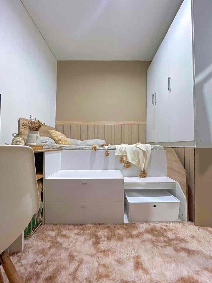 White and khaki toned kids' bedroom featuring a storage bed frame and closet in a minimalist cozy space