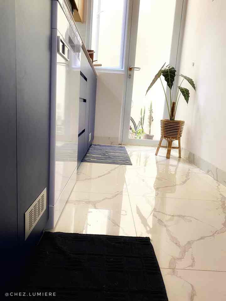 Menjaga kebersihan dapur sangatlah penting, tapi hei, ini adalah rumah sungguhan, bukan rumah katalog, jadi mari kita menjadi nyata 😁
Dapur tipe gang ini tidak memiliki banyak dekorasi, melainkan hanya barang-barang fungsional yang diletakkan di counter. Saya suka warna-warna bersih putih dan kayu, kontras dengan biru laut dan hitam 💙
#dapur #navykitchen #dapur #dapurmodern #dapurkecil #dapurminimalis