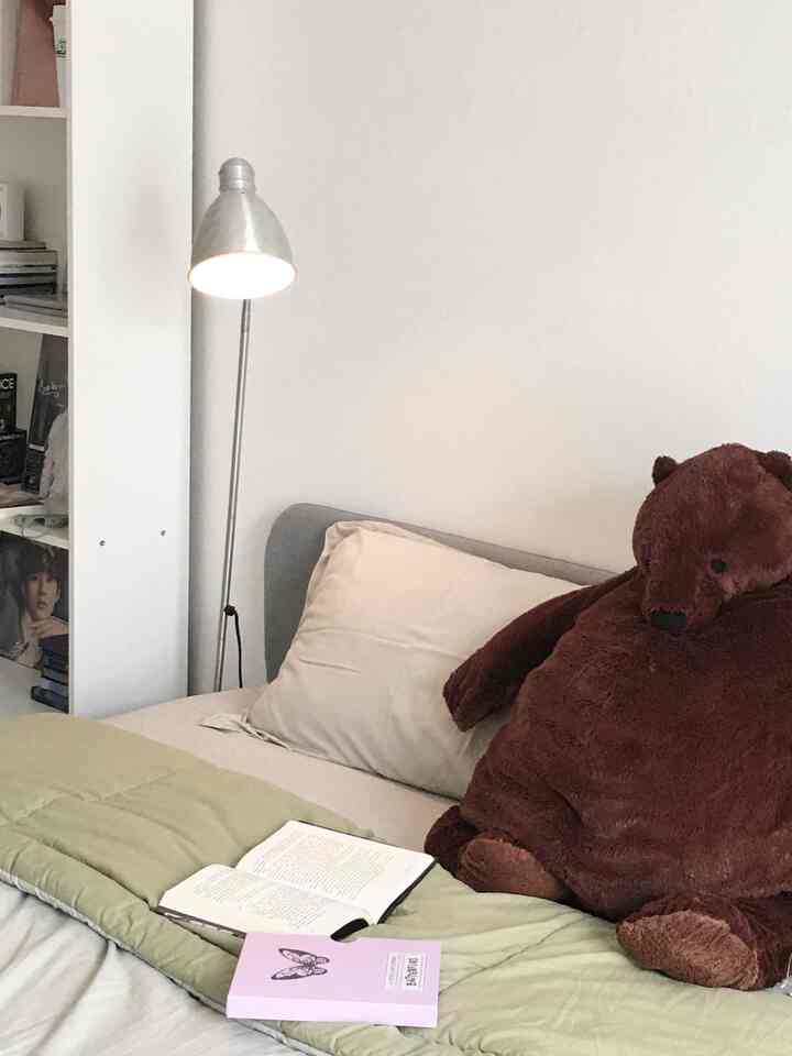 tips dan pendapat para ahli minimalist style yang dapat diakses melalui platform youtube berpengaruh besar dalam proses room styling kamar tidur milik saya, salah satunya adalah penggunaan cat warna putih supaya ruangan terlihat lebih bersih dan luas. Sebelumnya ruangan ini berwarna abu sehingga akhirnya saya memutuskan untuk mengaplikasikan tips yang saya dapatkan. dalam proses pengecatan dilakukan tanpa bantuan para ahli. one thing about white paint : it’s sheer so you have to reapply lots of time to make it even! another tips is you could use waterproof and glossy finish if you want your white walls to be long lasting dan tidak mudah kotor. #DIY #rumahtanpaarsitek #selfmakeover