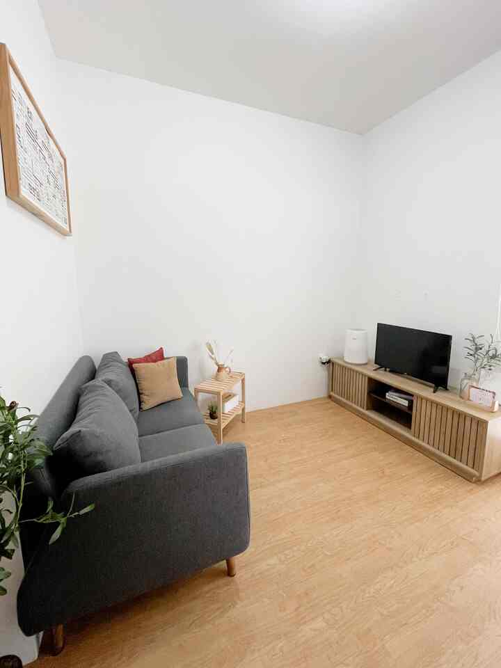 Ruang tamu rumah mungil, ruang tamu merangkap ruang keluarga/ruang TV 😅
Kami tidak menaruh banyak barang disini agar ruangan terkesan luas
Rencana sih ingin pasang wall panel seperti di kamar kira-kira cocoknya dipasang dibelakang tv atau belakang sofa ya? Hehehe

#RuangTamuAesthetic #RuangTamuCantik #MakeOverRuangTamu #RuangTamuMungil #RumahMungil #RumahSederhana #LivingRoomInspiration #ruangtamukecil 