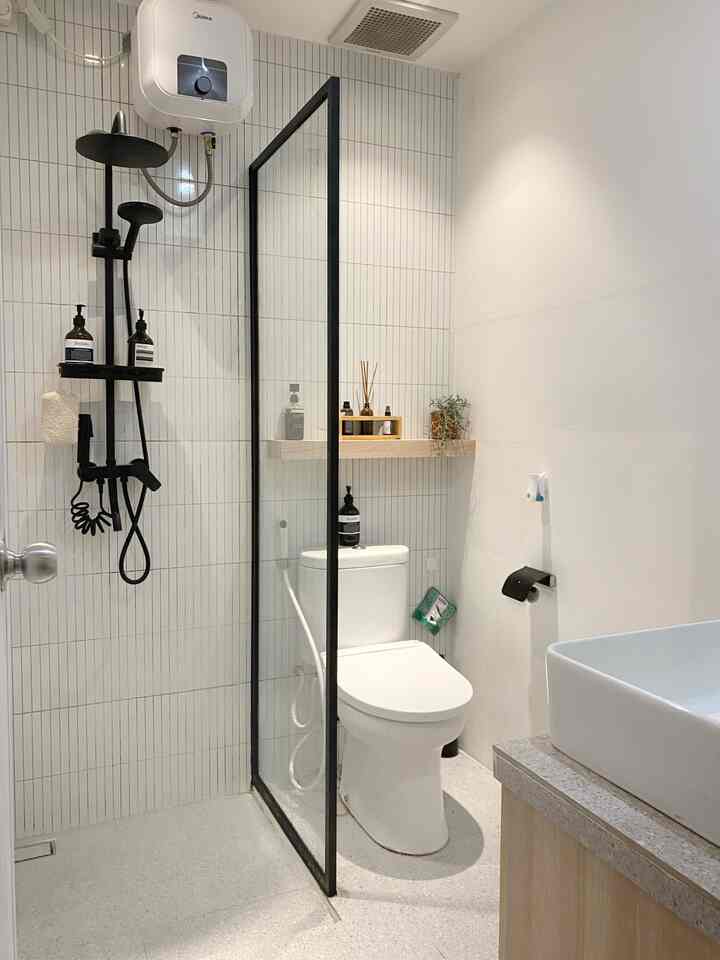 Kamar mandi bertema monokrom dan penataan lighting di setiap sudutnya menambah kesan hangat. Untuk wastafel ditambahkan lemari custom agar Anda dapat menyimpan barang-barang kebutuhan kamar mandi Anda.


#furnitur khusus #personalizedfurniture
#uniquefurniture #monochrome #japandi #rumahcluster #bsd