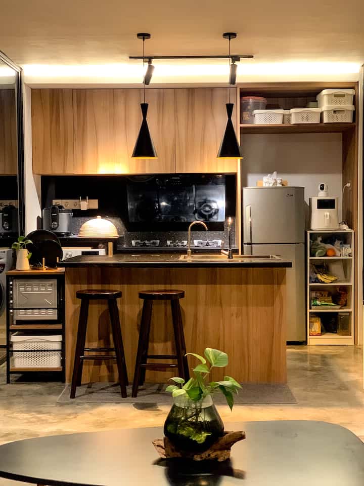 Bagaimana sih caraku menata dapur? Gampang! masukin semuanya ke lemari.

Bagiku yang lebih sering berantakannya dibanding rapinya, memilih kitchen set dengan storage atau lemari tertutup adalah keputusan yang tepat. Selain agar selalu terlihat rapi, juga agar terhindar dari debu dan ngga nyusahin diri sendiri.

Selanjutnya, area kerja yang clean itu prinsip. 

Terakhir, dekorasi minimal atau seperlunya aja. 

Segitu dulu tipsnya. Cocok nggak nih, gaya stylingku sama selera kalian? 

#kitchenstyling #kitchendecorideas #kitchenmakeover #whiteinblack #dapurganteng #dapurmodern #dapur #kitchen #kitchenisland #industrial #black #hpl #granite #sink #kitchenset 