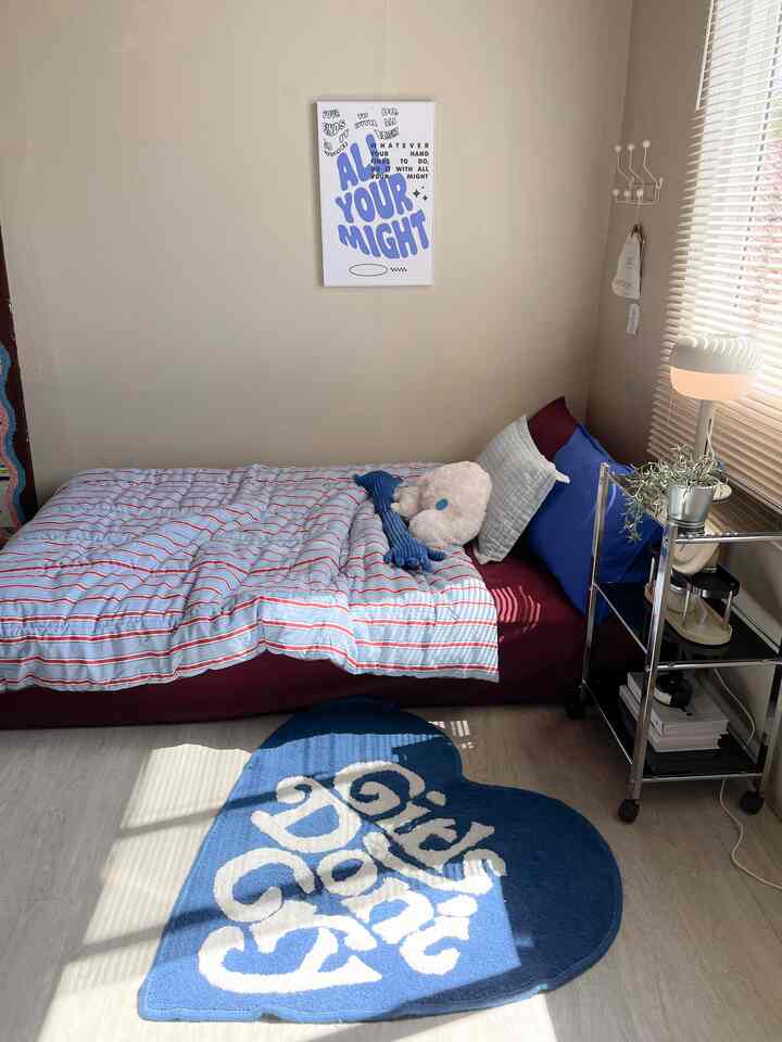 • Proses makeover kamarku ini kebanyakan mengambil inspirasi dari pinterest dan juga dari beberapa dari room decor luar negeri di instagram. Untuk stylingnya, semuanya murni dari ide sendiri, tidak menggunakan jasa arsitek ataupun design interior.

• Tips yang aku dapatkan setelah menemukan beberapa inspirasi, dan aku terapkan di ruanganku adalah jangan terburu-buru membeli barang dekor. Sebaiknya dipikirkan matang-matang terlebih dahulu. Apakah dekorasi tersebut akan cocok diletakkan di ruangan kita atau tidak. Dan bagaimana cara kita akan menata barang dekor tersebut di ruangan kita. 

#rumahtanpaarsitek #selfmakeover #DIY #minimalistroom #kamarremaja #kamarestetik #makassar 

