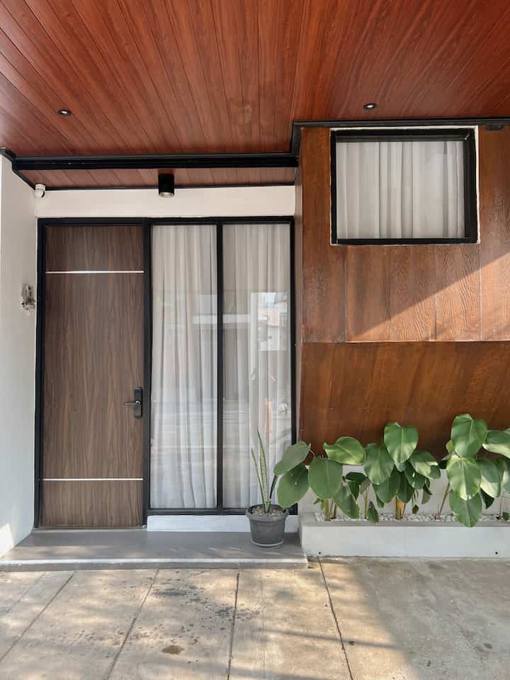 Suasana hari Minggu 🔆

#bruwnhouse #industrial #homedecor #rumahcluster #aesthetic #clusterhouse