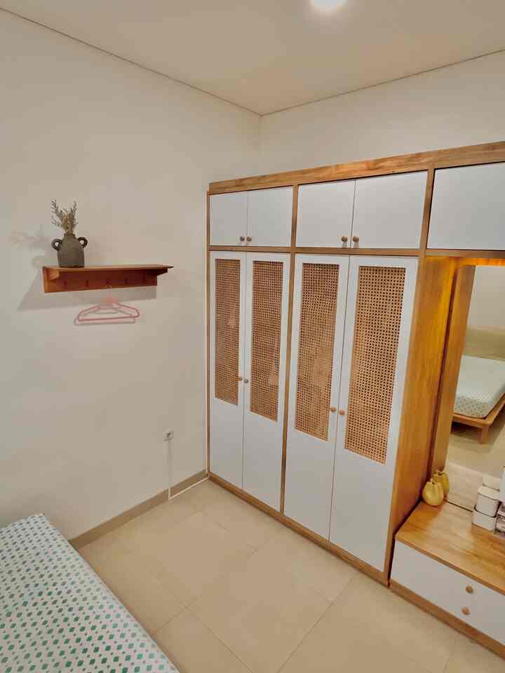 Ambalan dan gantungan baju sekaligus?bisa dong. Salah satu furnitur custom di rumah.alel adalah ambalan sekaligus gantungan baju ini. Aku custom bentuk dan ukuran di salah satu pengrajin jepara. Bahan yang dipakai kayu jati dan harga ya g cukup terjangkau menjadi salah satu alasan aku memutuskan untuk custom ambalan ini. 

Detail pengerjaan yg cukup rapi dan sesuai referensi yg di diberikan jadi nilai tambah untuk pengrajin jepara ini. 

Aku suka bgt custom furnitur atau printilan rumah di beberapa pengrajin jepara, walaupun kadang kali tidak semua sesuai keinginan dan harapan tapi tidak bikin kapok hehe. Saat menemukan pengrajin yang sesuai harapan dan pengerjaan yg bagus menjadi kepuasan tersendiri.

#custumfurniture
#personalizedfurniture
#uniquefurniture
#ambalankayu
#japandi

