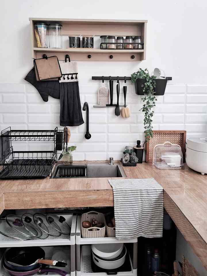 Hello, welcome to our sink area. Kami menggunakan tema black and wood untuk dekorasinya. 

Sink area ini adalah salah satu spot di dapur kami. Karena dapur kami berbentuk Letter U, jadi sink ini letaknya di bagian tengah meja dapur.

Next, gimana kalau kita bedah bagian dapur lainnya? Tertarik untuk bedah bagian mana dulu nih? Komen ya 🥰🖤🤎

#dapurminimalis  #dapurtanpakabinet #openkitchen #dapurterbuka #sinkarea #blackandwoodkitchen 