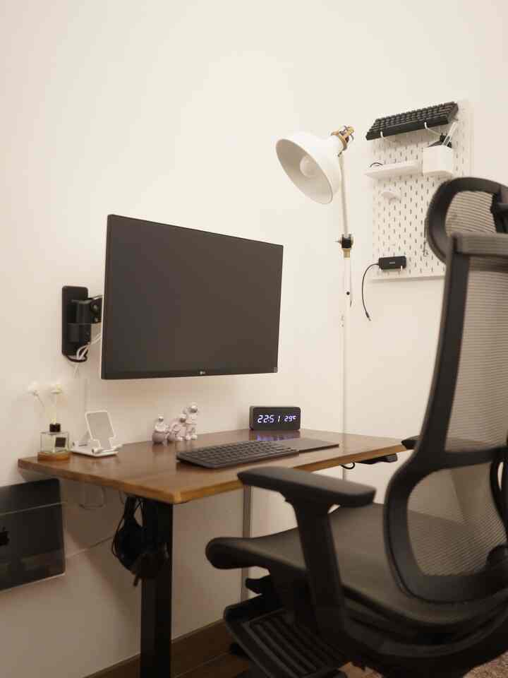 #homeoffice #whiteinblack #myroomjourney #ruangbelajar  #mejakerja #desk #kursi #kursikomputer #setupmejakerja

Pelan pelan mini office karya sendiri mulai terwujud. Semoga membawa keberkahan, aamiin 🫰🏻🙏🏻