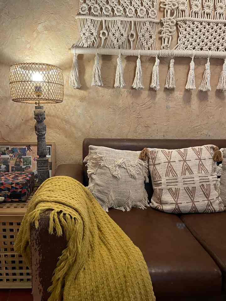 Ruangan yang paling aku favorit adalah living room ini yg banyak berisi throw blanket, cushion boho dan karpet favorit ku.. 

#myfavouriteroom
#myhousestory
#myfavouriteitems
#rumahwowi
#livingroom
#bohostyle