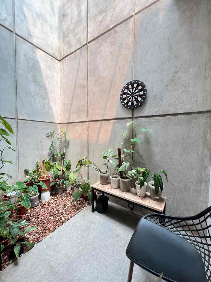 TAMAN KERING

Apa ajasi yang ada di taman kering kaihouz?
Isi nya tanaman hias seperti Monstera variegata, Veitchii king dan macam2 Anthurium 🍃

#tamankering
#kaihouz
#tanamanhias
#monstera 
#homedecor

