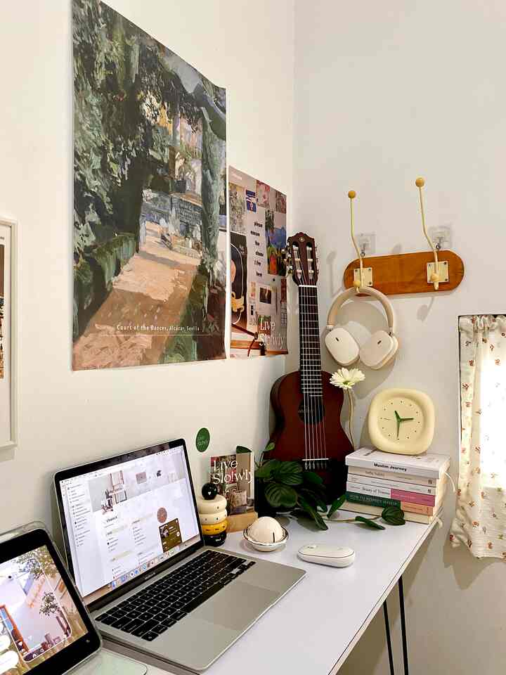 Desk situation 🖥️⏱️🌿

Morning vibes ~ breakfast 
Suasana ruang kerja pakai dua meja yang multifungsi yang aesthetic vintage

#desksituation #homeoffice #ruangkerja #minimalist #homedecor #homestyling #rumahmungil 
