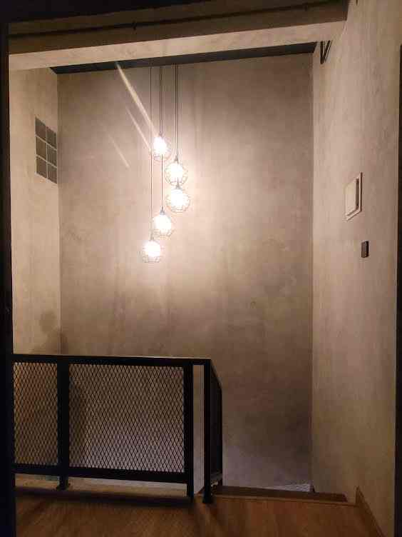 Diatas tangga ini terdapat skylight yg terbuat dari tempered glass, tujuannya meminimalisasi penggunaan lampu di waktu siang & di malam hari bisa lihat bintang ⭐️

#skylight #stairs #tangga #void #nightvibes #industrial #hanginglamp