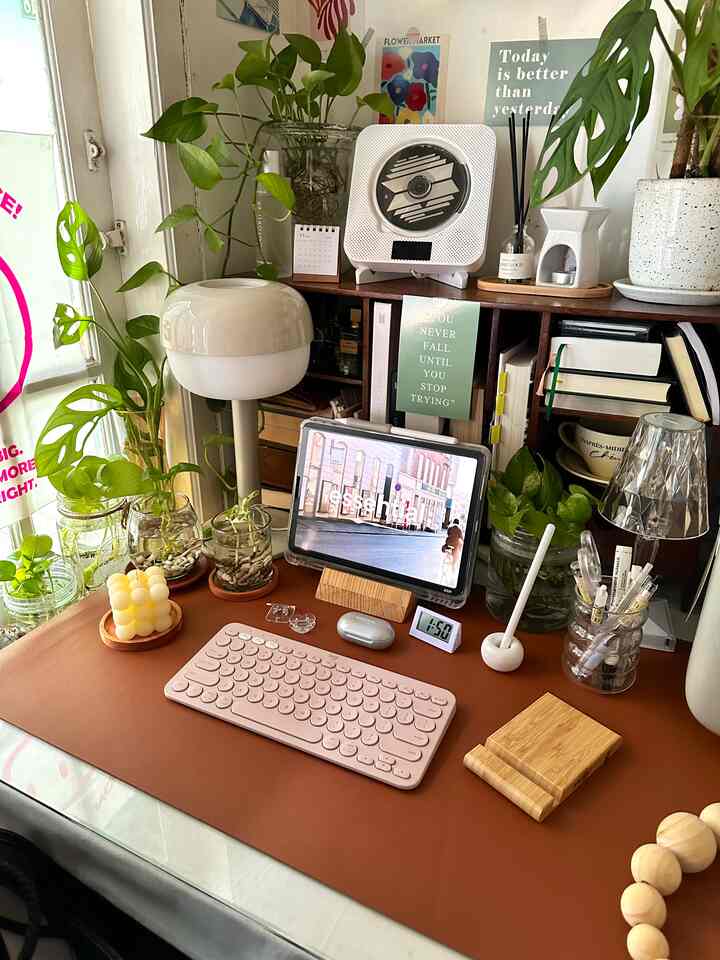 In decorating the work area, I chose a combination of earth tone colors. As you can see in the photo, green, brown, beige, white dominate the colors in the table area decor.

I chose warm earth tone colors because I wanted to create a work area atmosphere that suits the surrounding climate but is a cooler version with green plants.

In determining colors, I usually browse the color palette first so that the decorative colors match each other.

#deskarea #earthtone #dekorasiruangbelajar #dekorasikantor