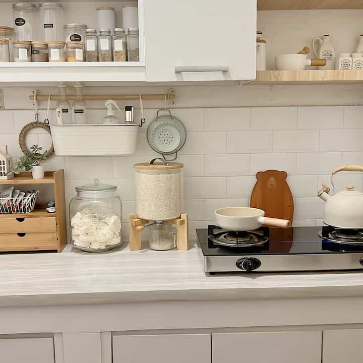 Inline kitchen @briahouse18
To make it look spacious, we installed a glossy white ceramic backsplash and a table top with a white base color with vein motifs and wood colored furniture and furnishings.
The floor uses vinyl stickers in a slightly light wood color.

#dapursempit #dapurkorea #dapurseharihari #dapursegaris #dapurantik #whitewood #dapurmungil #dapurcantik #dapurku