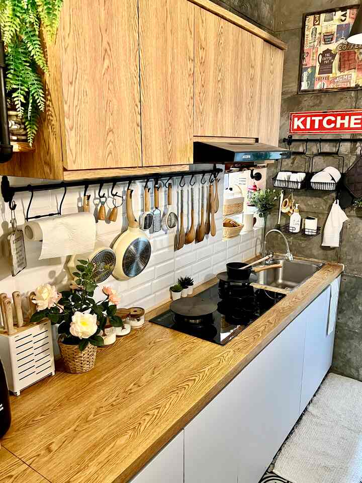 𝗦𝗽𝗶𝗹𝗹 𝗕𝘂𝗱𝗴𝗲𝘁 𝗥𝗲𝗺𝗼𝗱𝗲𝗹 𝗗𝗮𝗽𝘂𝗿

Slide 1 : dapur sisi kiri : aku remodel kitchen setnya menggunakan Sticker Dekorasi Kayu yg motif kayu kode TDS114 harga per 50cm x 122 cm adalah Rp.14.500,- kebutuhan 10m untuk lemari dapur atas, ambalan industrial dan kitchen top table. Top Table adalah awalnya Solid Surface warna abu2, Nah krn di sekitar kompor ada noda hitam bekas minyak goreng dan tidak bisa hilang, mau ganti top table aja kok harganya lumayan, jadi aku buat plan B, menggunakan sticker dekorasi yg aku tempel sendiri tanpa bantuan tukang.
Kebutuhan : 
1. Sticker Dekorasi RONA TDS114 : 14.500 x 20 = Rp. 290.000,-
2. Ongkir Instan : Rp. 50.000,-
TOTAL : Rp. 340.000,-

Slide 2 : Dapur sisi kanan : aku remodel dengan menambah rak ambalan industrial yg aku rakit sendiri dengan bantuan tukang. Krn kalau beli sudah jadi rak komplit lumayan mahal.
Kebutuhan :
1. 12 pcs Bracket Industrial :
- Bracket pipa 15 cm : 6 pcs x Rp. 55.000,- = Rp. 330.000,-
- Bracket pipa 10 cm : 6 pcs x Rp. 50.000,- = Rp. 300.000,-
2. Kayu Mahoni (120x20x3 cm) : Rp. 50.000,- x 2 pcs = Rp. 100.000,-
3. Kayu Jati Belanda Bakar (65x15.5x2cm) : Rp. 50.000,- x 2 pcs = Rp. 100.000,-
4. Kayu Jati Belanda Vernish (100x30x2cm) : Rp. 60.000,- x 1 pc = Rp. 60.000,-
5. Kayu Jati Belanda Vernish (80x20x2cm) : Rp. 45.000,- x 1 pc = Rp. 45.000,-
6. Ongkir Papan : Rp. 38.000,- x 4 = Rp. 152.000,-
8. Ongkir Bracket Instan Rp. 28.000.- x 3 = Rp. 84.000,-
9. Upah Tukang Rp. 50.000,- x 4 = Rp. 200.000,-
TOTAL : Rp. 1.371.000,-

𝗝𝗔𝗗𝗜 𝗧𝗢𝗧𝗔𝗟 𝗦𝗘𝗠𝗨𝗔 : 𝗥𝗽. 𝟭.𝟳𝟭𝟭.𝟬𝟬𝟬,-
Gimana?? Low budget bgts kaaann? 😍😍

1. #LowBudgetKitchen
2. #LowBudgetKitchenMakeOver
3. #LowBudgetKitchenInspiration
 
#kitchenremodel #papanjati #papanmahoni #papanjatibelanda #aethetickitchen #kitchenrenovation #ikea #ronasticker #artificialplants