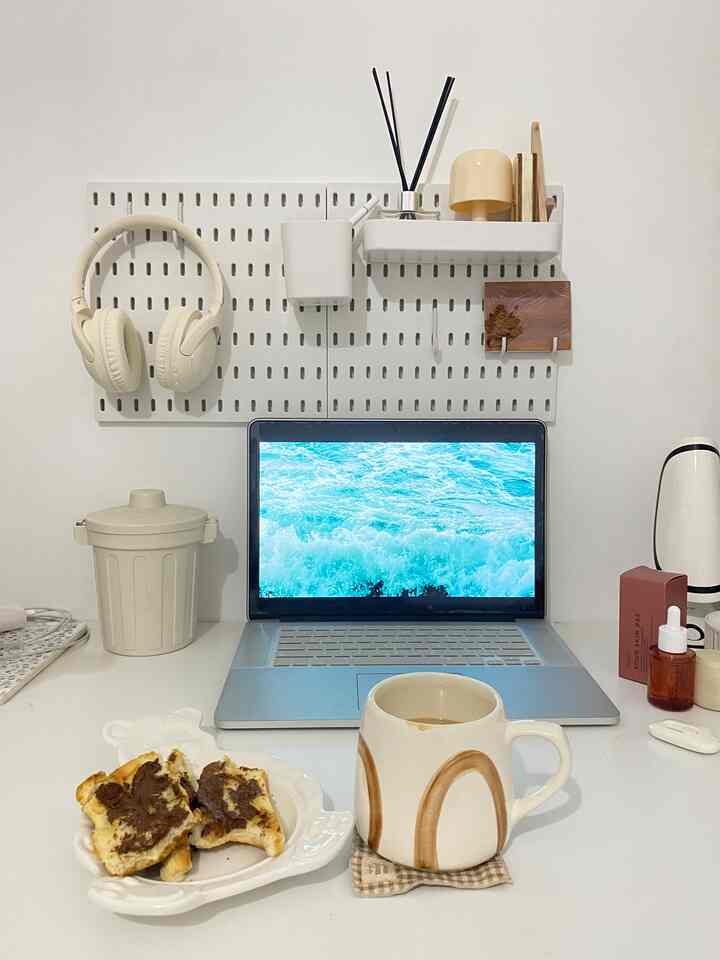 Desk setup minimalis🩵

#desksetup #dekorasiruangbelajar #minimalis #rumahmungil #mejabelajar #homedecor #homecafe