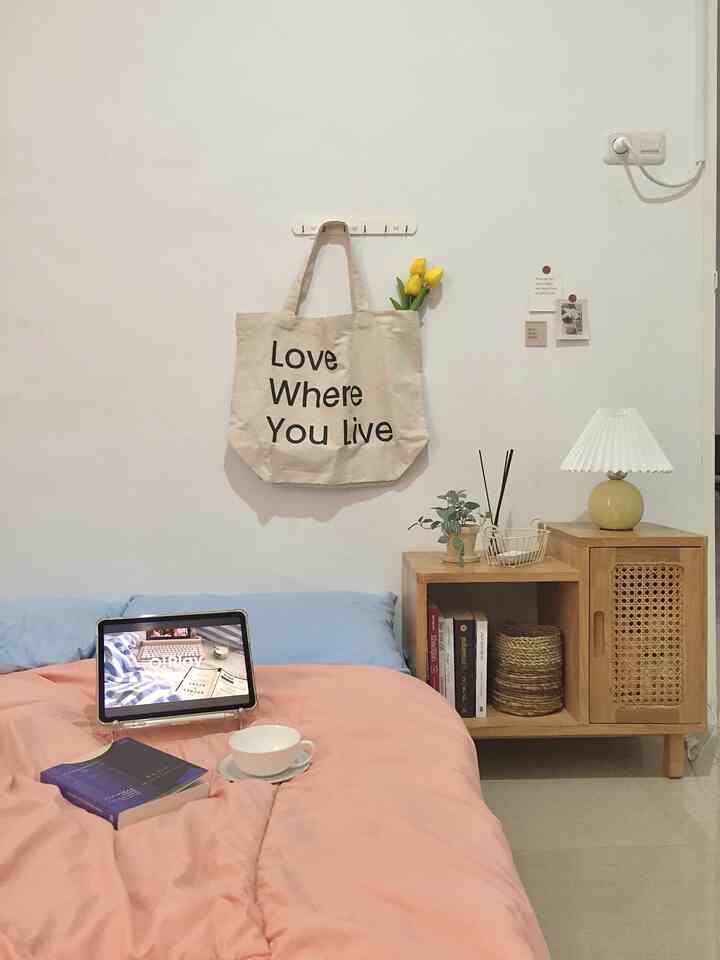 Refresh dikit dekorasi di kamar dengan welcome gift dari O!House : tote bag! Yg ada gak dipake buat belanja sih ini karena lebih cantik dipajang😂

#DekorasiKamar #InspirasiKamar #BedroomStyling #BedroomDecor #HomeDecor #BerdoomIdeas #Minimalist #Colorful

