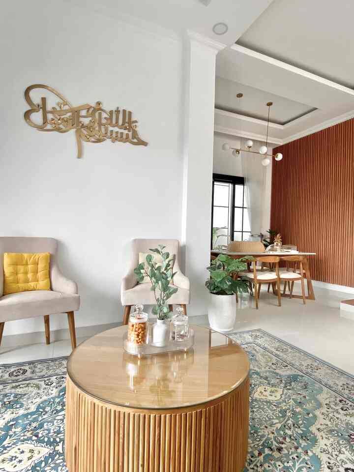 Ruangan ini menjadi ruang favoritku. Karena selain cahaya matahari yang melimpah masuk juga bisa jadi tempat untuk mendapatkan inspirasi ketika sedang membuat konten. 

#homedecorbandung #bumipasundan #rumahmungil #minimalist #homedecor #dekorasi #dekorasiruangtamu 