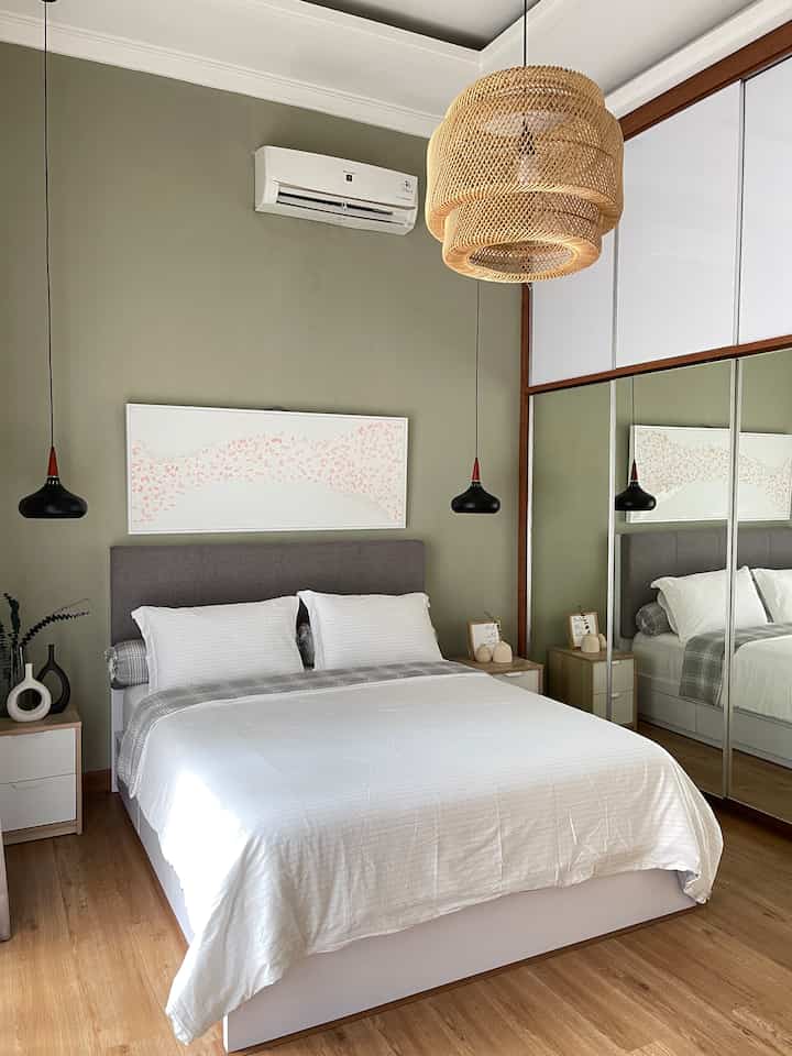 Color Palette di kamar tidur utama ini di dominasi dengan warna coklat kayu, putih dan sedikit sentuhan hijau pada dinding headboard.
Warna-warna netral ini kami pilih agar mudah dipadupadankan dengan item dekorasi. 
Untuk item dekorasi sendiri kami juga memilih warna yang netral seperti hitam, putih, cream dan beige. Sehingga menampilkan warna dan nuansa yang serasi. 

#BringColorsToMyHome #HomeColorPalette #HomeColorDesign #BedroomColorDesign #RoomDesign 


