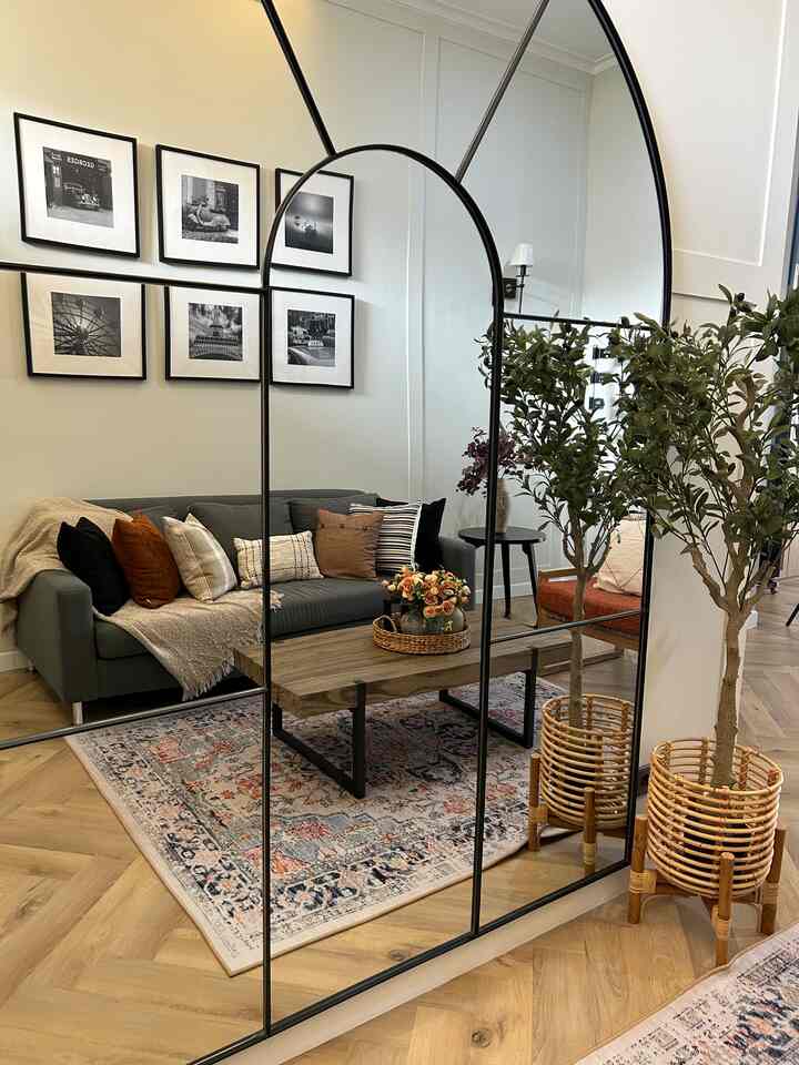 Hello Assalamualaikum Online friends..

This is the appearance of the living room at @rumah_sarana.. The theme I used in this room is organic, traditional but still modern.. combining elements of wood, leaves and rather bold colors to make it look fresh and stand out..

#midcenturymodern #minimalist #scandinavian
#homedecorinspo #roomdecorinspo
#aesthetichomedecor #enterance #hallway