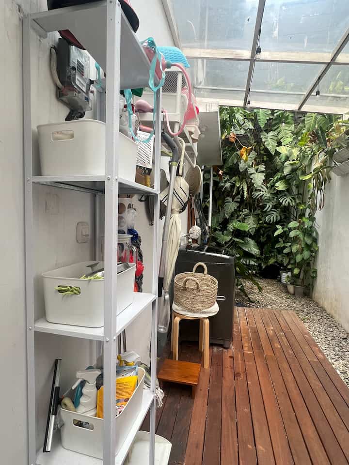 Dengan memanfaatkan kanopi beratap bening, ruang laundry dapat didesain tanpa memakan banyak tempat. Agar terkesan rapi dan hemat space, peralatan dan item-item laundry lainnya disimpan di rak penyimpanan vertical dan melayang #laundryroom #ruanglaundry #deckingbengkirai #verticalgarden #ruangcuci