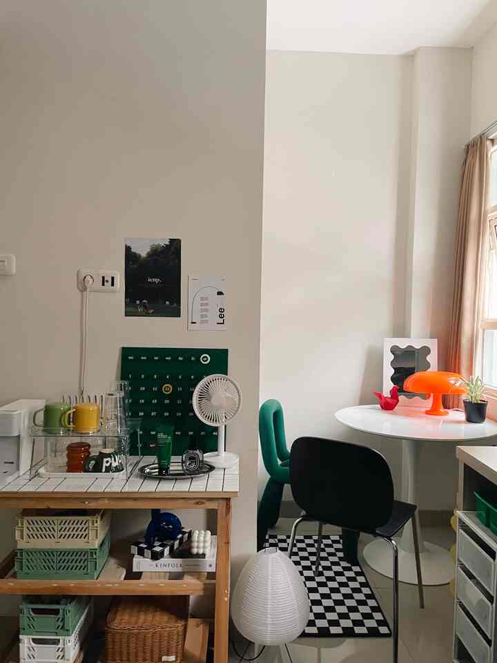 Menciptakan suasana cafe pada bedroom 🍵🛏️. Penggunaan coffee capsule machine cocok untuk para coffee addict yang gak suka ribet ☕️. Selain itu penataan gelas cantik di atas meja membuat ruangan menjadi lebih estetik ✨✨ #bedroom #homecafe #coffee #aestheticglass #cozyroom 