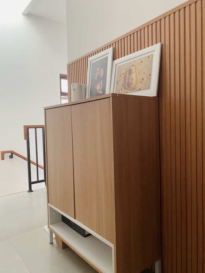 Lorong dengan dekorasi minimalis

#hallwaydecoration #dekorasiruangtamu #dekorasifoyer #raksepatu #dekorasiunik #homedecor #shoecabinet #instagrammable #inspirasirumah