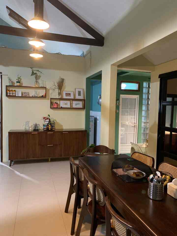 Dining room kami bertema open space menyatu dengan ruang keluarga. Tips dari kami biar pagi2 udah hepi adalah beberes dulu malemnya 😁
.
#livingroom #diningroom #openspace #nightspace #ceritarumakami