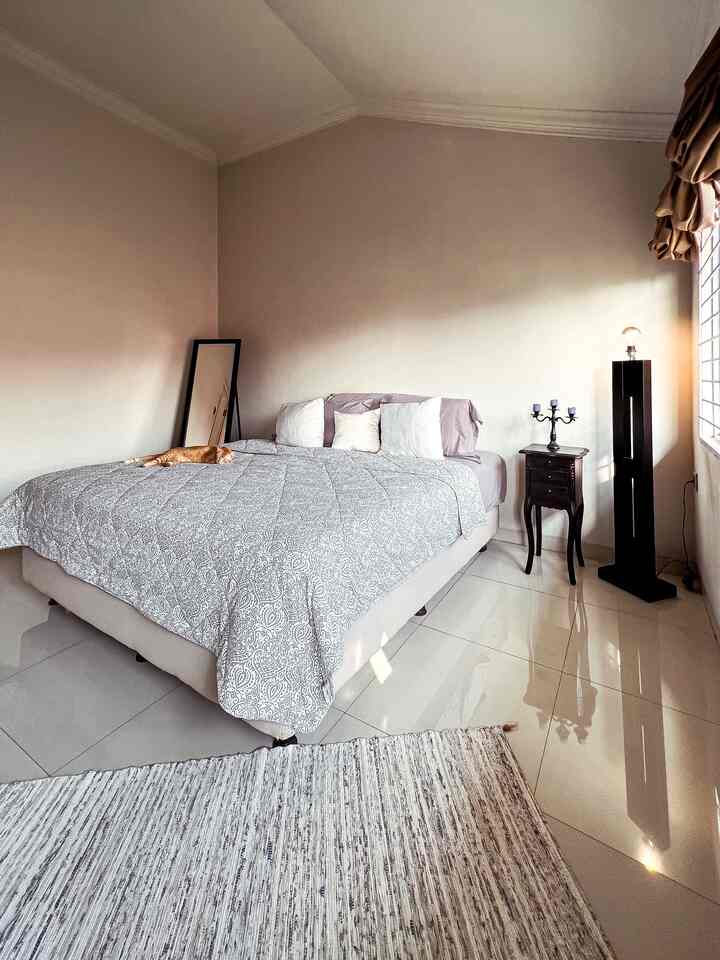 Kamar dinding polos namun terlihat fancy.

Dekorasi hanya di sekitar tempat tidur,seperti standing lamp yang kap nya dilepas diganti dengan bohlam edison ace hardware.
Di atas side table kayu jati biasanya aku letakkan candle holder antik,atau jam antik terkadang bunga artificial,diganti sesuai keinginan.
Di sisi lain aku letakkan cermin tegak dari informa.
Rug anyam Ikea sebagai aksen penghangat suasana kamar.Dekorasi yang relatif low budget namun aku memilih bentuk dan warna klasik agar terlihat mewah.#fancybudgetminim

#fancybudgetminim
#loweffortfancy
#bedroomdecor
#spilldecorlowbudget
#bedroom
#vintagestyle