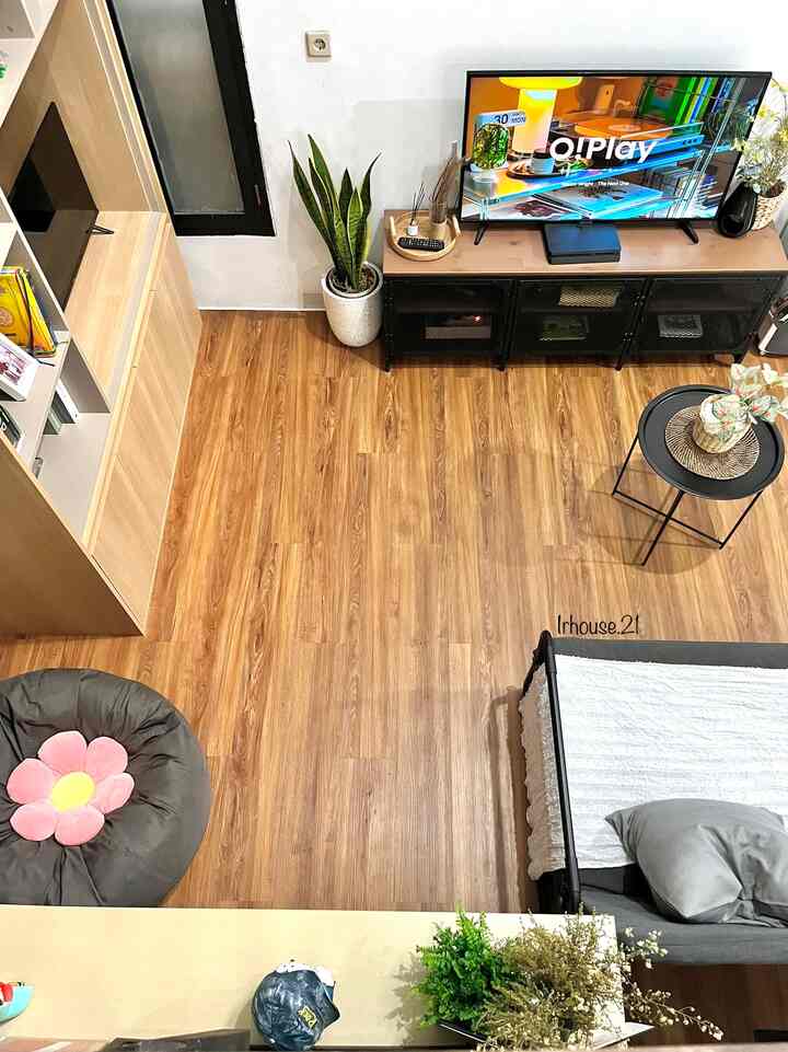 ✨Family Room / Area Hobi✨

Tempat menyalurkan hobi penghuni rumah ini. Sebagian koleksi buku anak-anak disimpan disini menggunakan rak buku yang dapat dijangkau anak-anak. Di rak buku ini juga tempat menyimpan mainan dan hasil karya kami. Kami tambahkan bantal-bantal di ruangan ini supaya lebih nyaman. 

#inspirasifamilyroom #dekorasifamilyroom #areahobi #familyhobby #hobidirumah #ruanganakanak #depok #lifewithkids 

