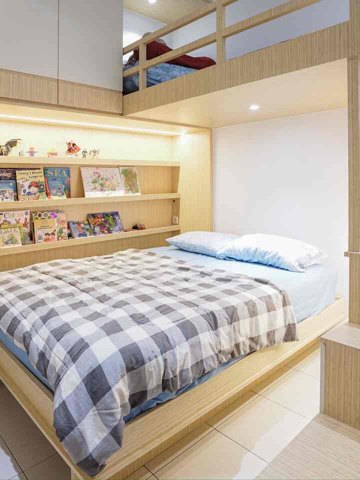 Natural color and white toned kids' room featuring bed and wall bookshelf in a compact space